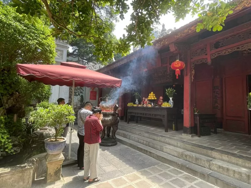 ハノイ観光で知っておきたいベトナムのお寺参り・旧暦1日・15日に受け継がれる伝統文化・ハノイ文化